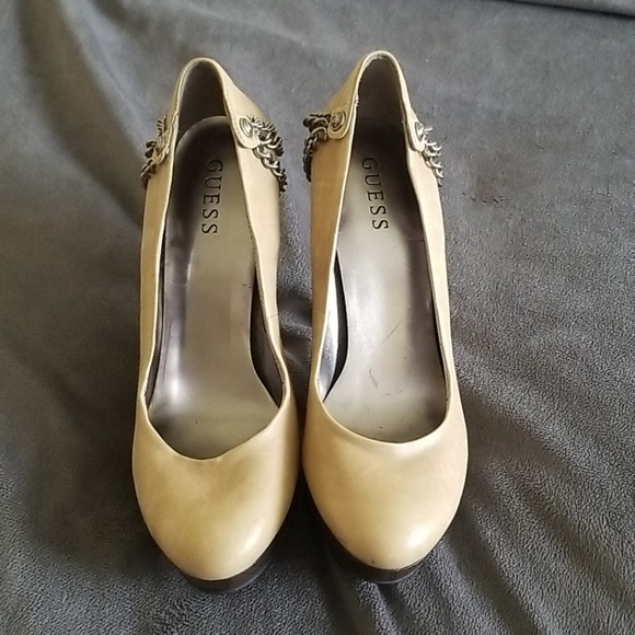 Tan Guess Seeri Chain Stiletto Pumps Size 7.5 - Picture 2 of 9